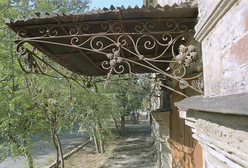 旧房子前门上的铁装饰支架