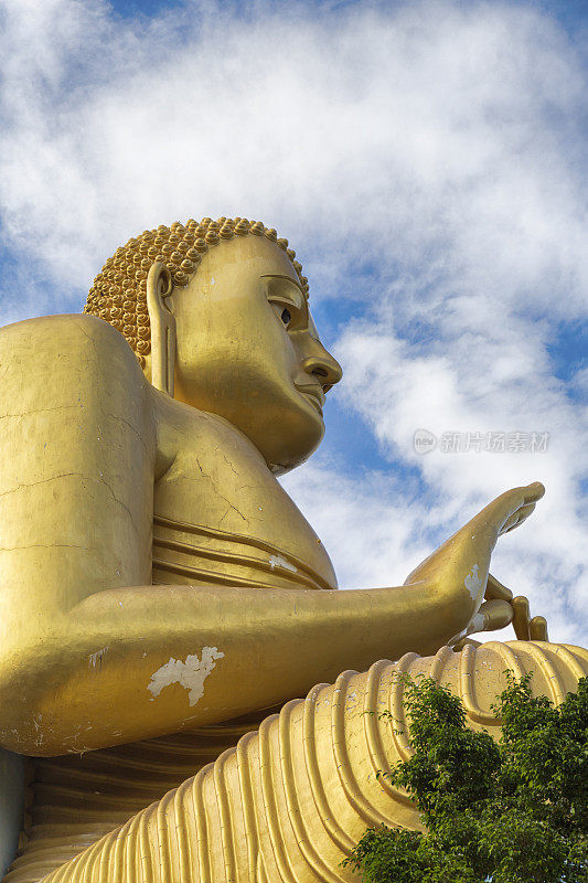 斯里兰卡丹布拉寺前的大佛雕像