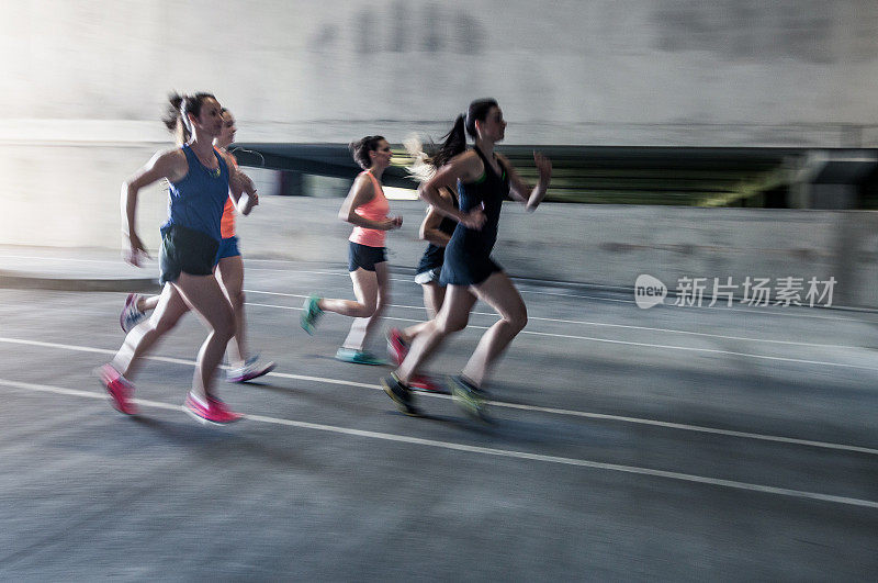 一群年轻女子在户外奔跑