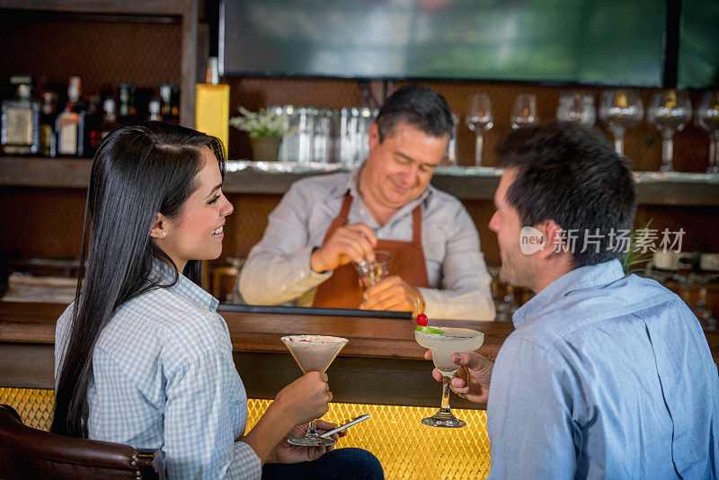 一对夫妇在酒吧喝酒