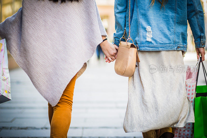 17、快乐的购物女郎，手牵手，拎着购物袋走在城市的大街小巷。贝尔格莱德,塞尔维亚,欧洲