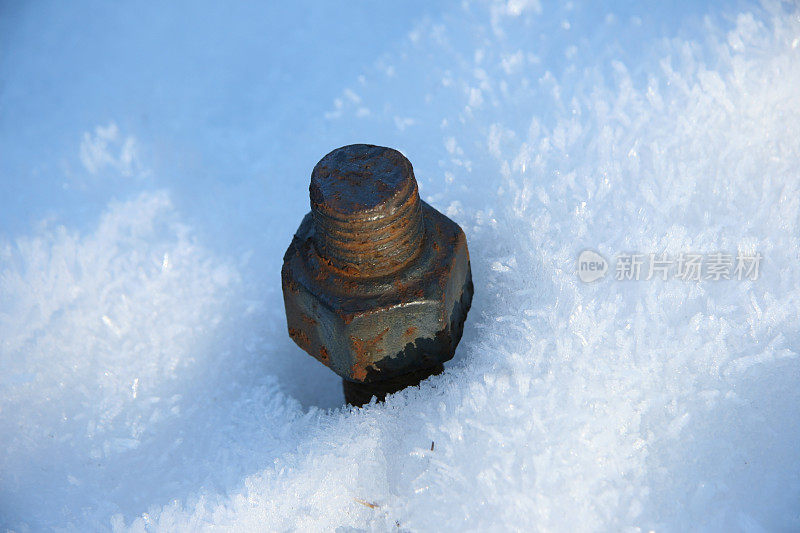 雪中生锈的六角螺母