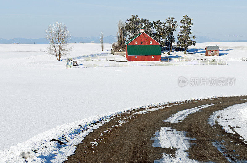 冬天通往农舍和谷仓的土路