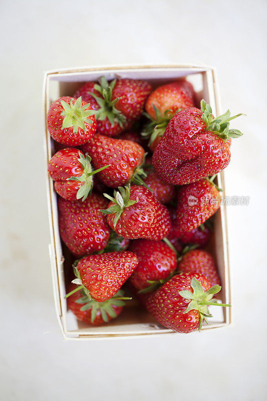 从上面看，一盒新鲜的草莓