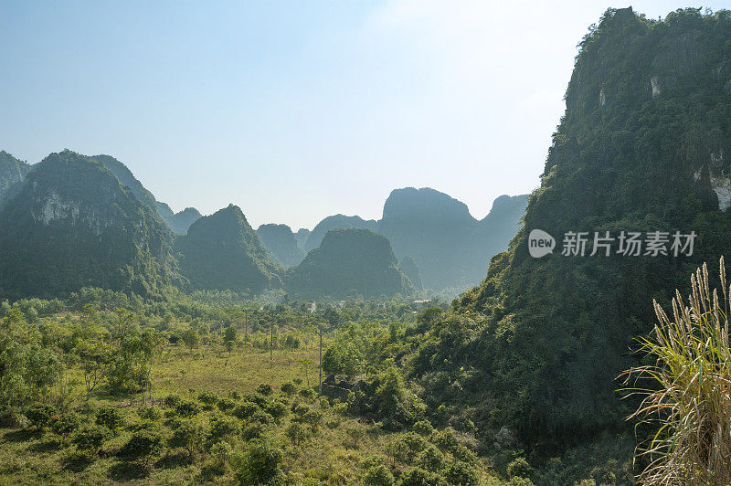 越南下龙湾吉巴岛的喀斯特山地景观