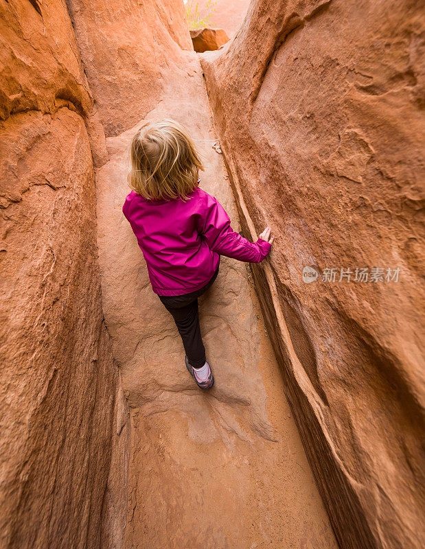 小女孩在狭槽峡谷玩