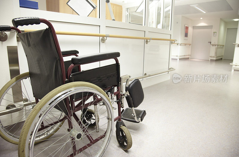 轮椅在医院的地板上