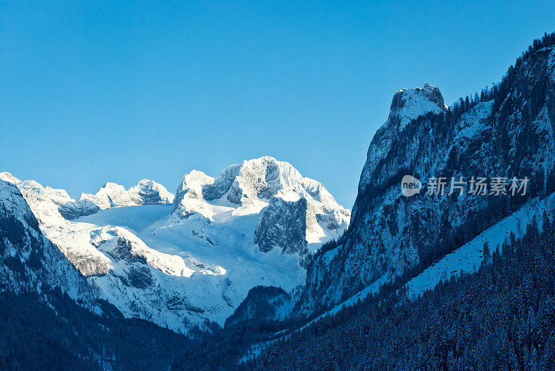 奥地利阿尔卑斯山冬季的美景