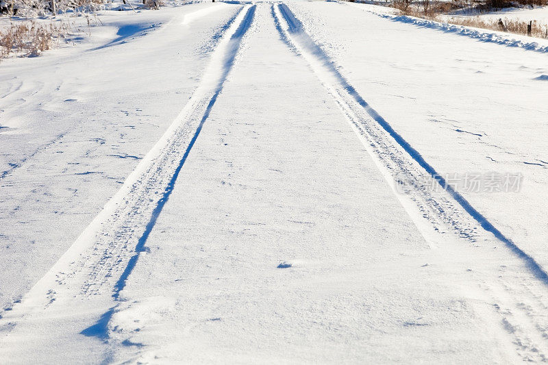 雪地上的轮胎印