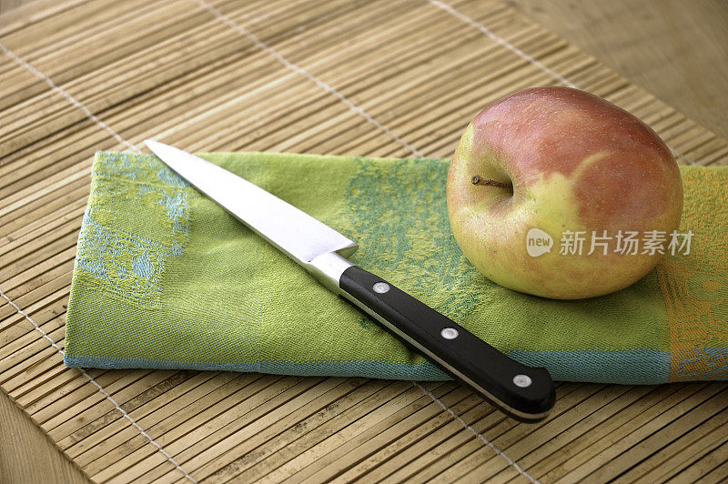 苹果配餐巾纸和小刀