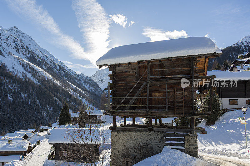 雪覆盖的瑞士高山小屋和村庄