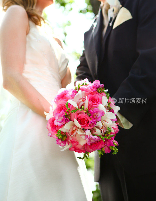 新娘和新郎手捧花束