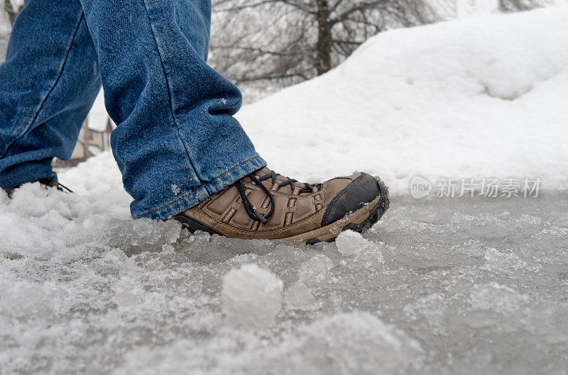 在冬天的雪和雪中行走