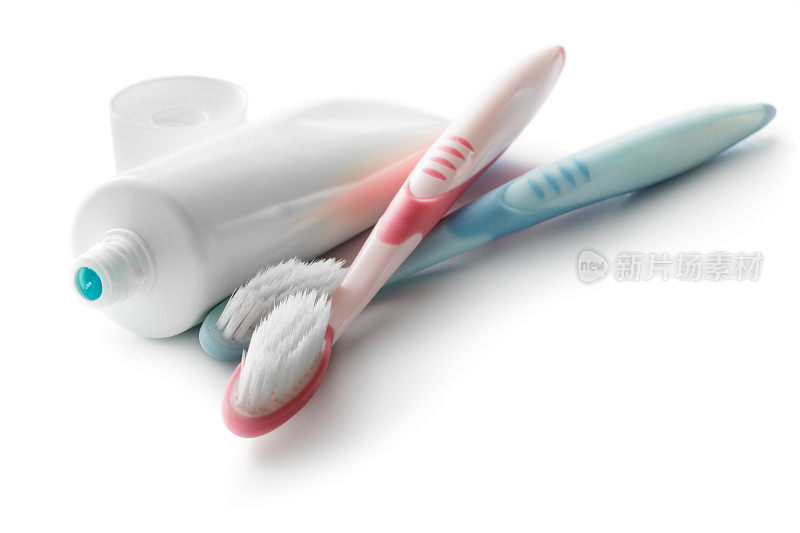 浴室:牙刷和牙膏隔离在白色背景