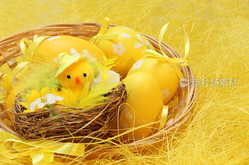 篮子里的黄色复活节小鸡和鸡蛋