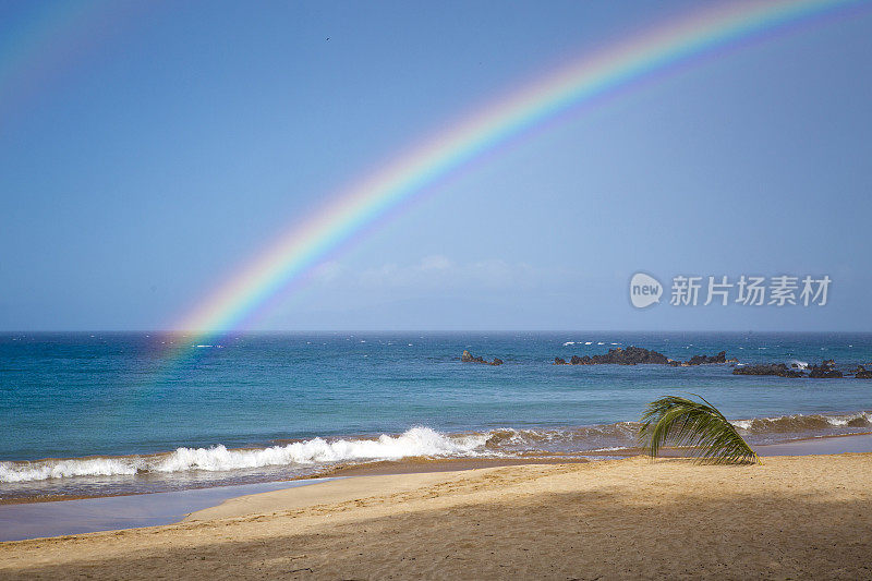 空沙滩和彩虹拱门。