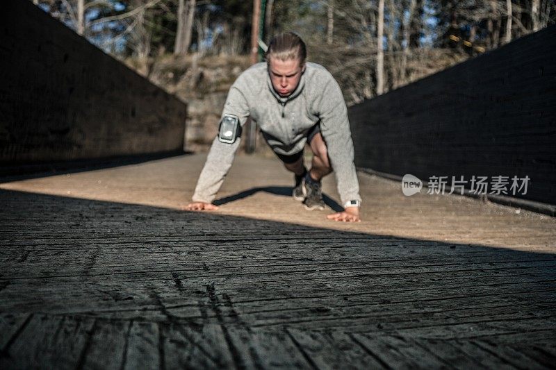 健康的人在清晨俯身在地上