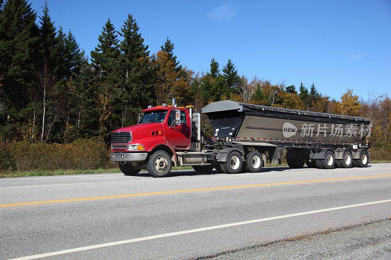 在高速公路上行驶的半卡车