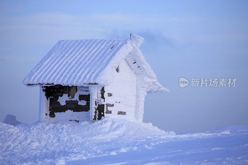 阿尔卑斯山山顶的木屋，冬天的雪景