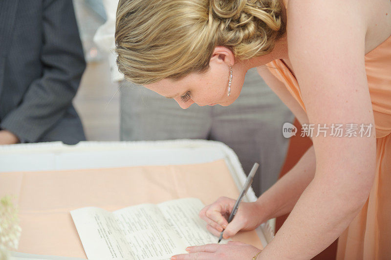 伴娘签署结婚证书