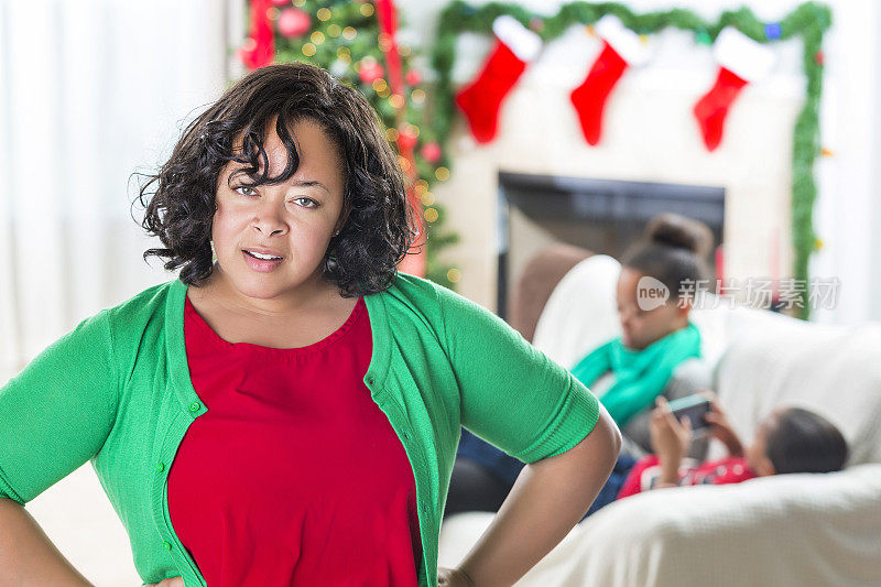 恶心的妈妈在圣诞节期间对孩子们很生气