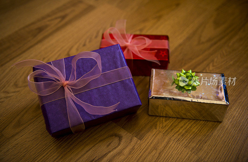 在家里的木地板上放一些礼品盒