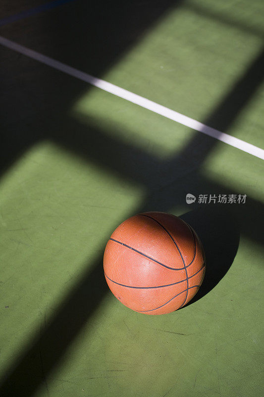 在体育馆的地板上打篮球