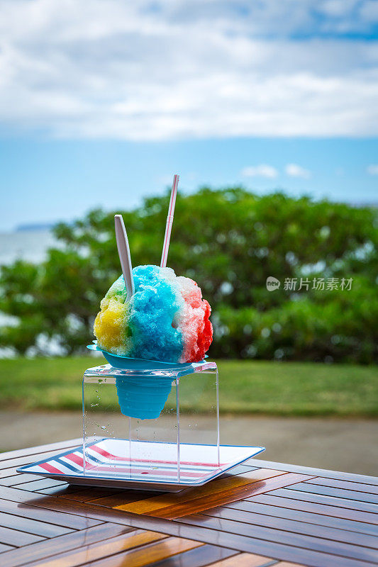 热带海滩桌上的夏威夷刨冰