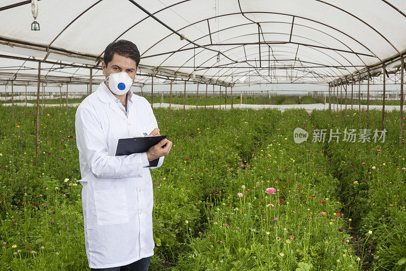 植物学家在切花温室检查记录