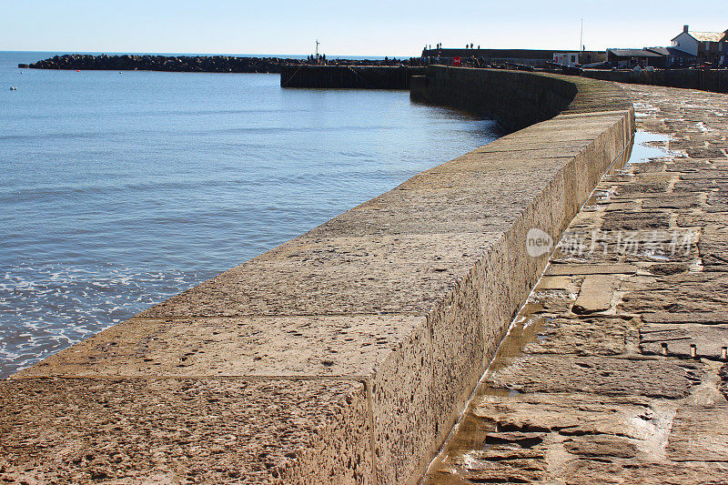 海防的形象，海港的城墙长廊挡住了大海