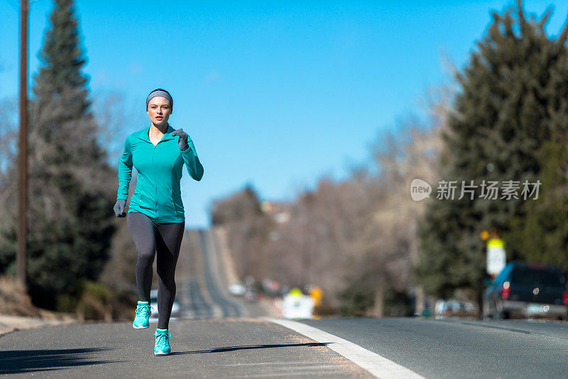 年轻女子在路上跑步慢跑