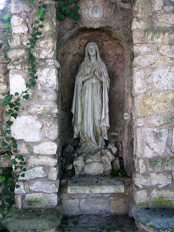 卢尔德圣母玛利亚的石窟复制品
