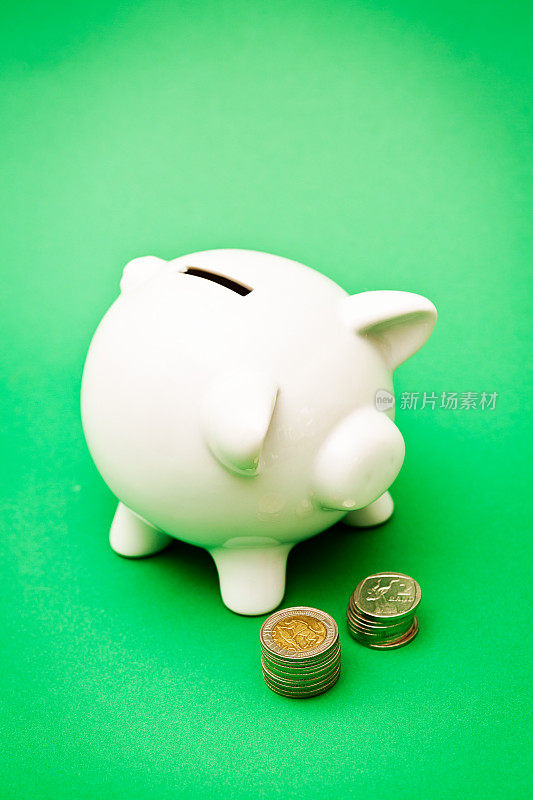 Piggybank口袋钱监护人与成堆的硬币