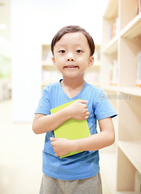 可爱的亚洲儿童在图书馆