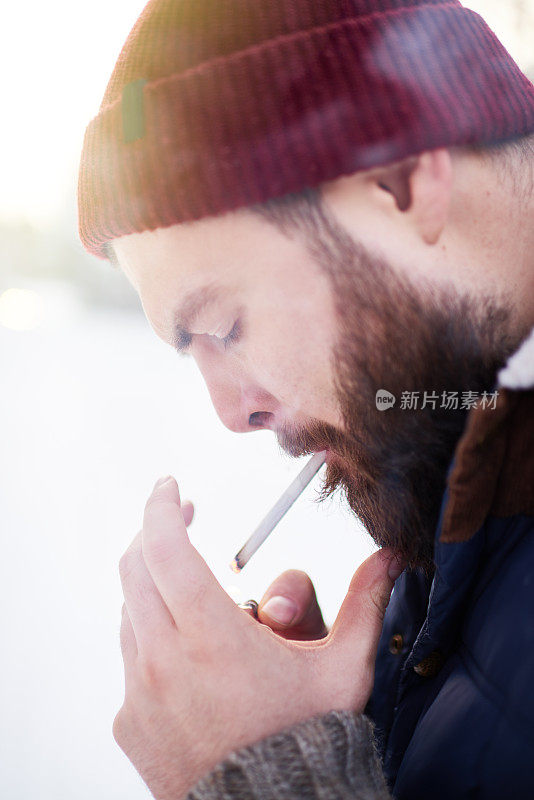 男人吸烟