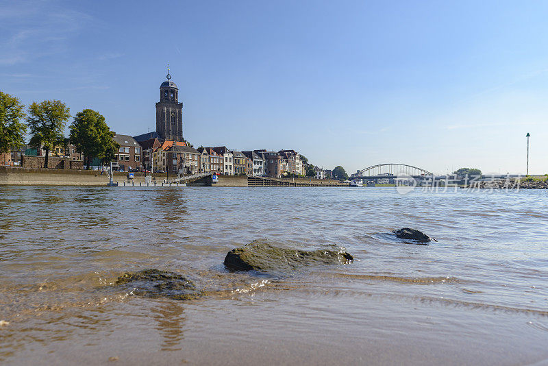 荷兰IJssel河边的Deventer城