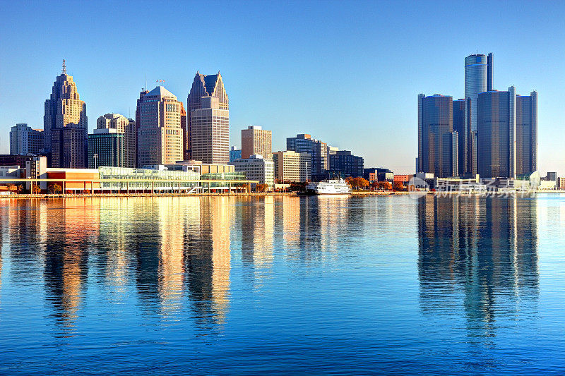 底特律密歇根的天际线反映在底特律河