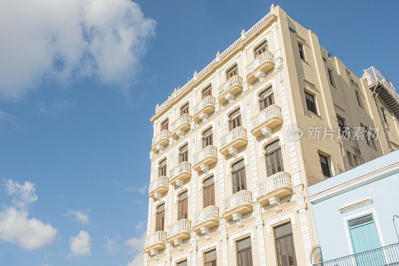 经典古巴建筑与阳台在老哈瓦那广场Vieja