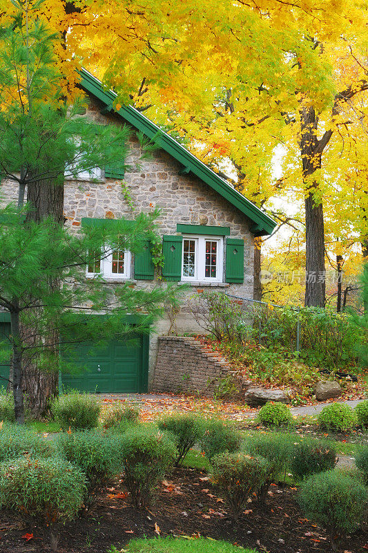 美丽的乡村秋天的房子
