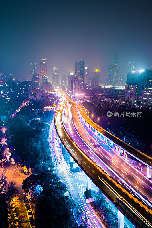 上海高速公路上有移动的汽车