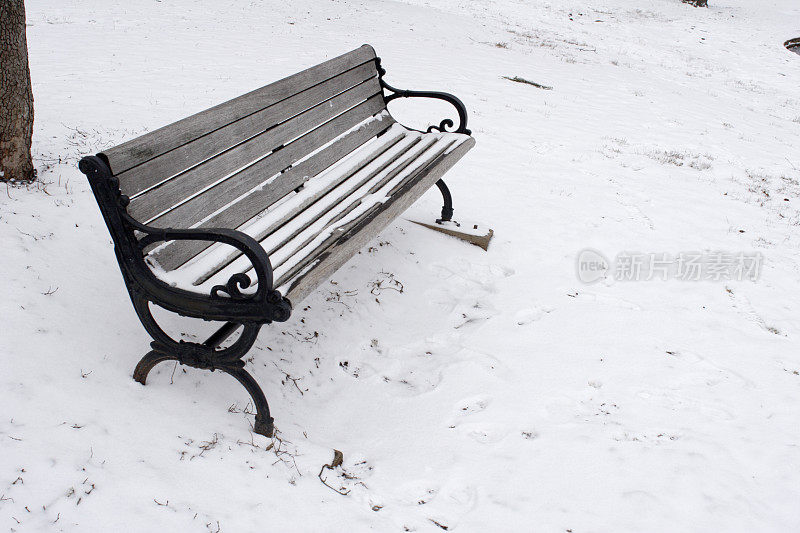 雪地里空荡荡的公园长椅