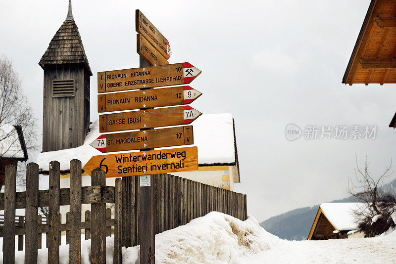 冬季里的上阿迪杰山谷徒步旅行路标