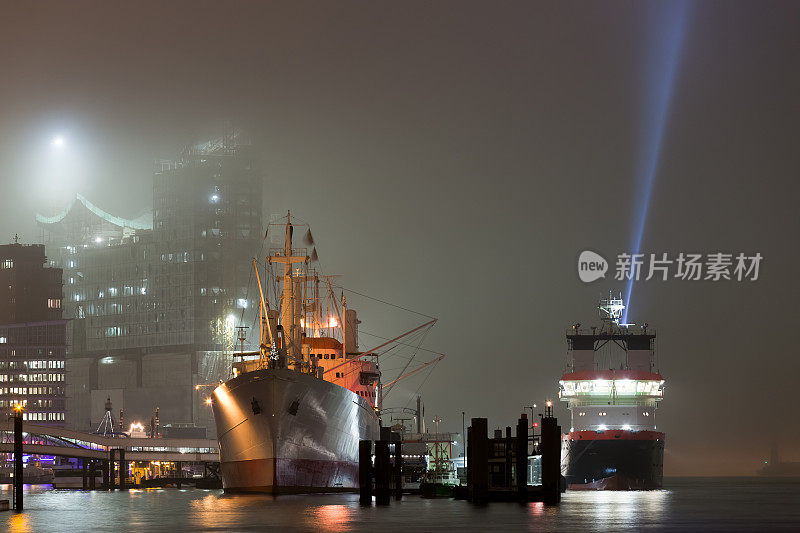 雾中的汉堡港博物馆船