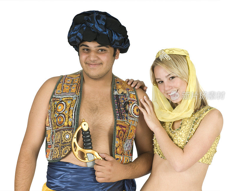 年轻夫妇穿着阿拉伯苏丹和肚皮舞万圣节服装