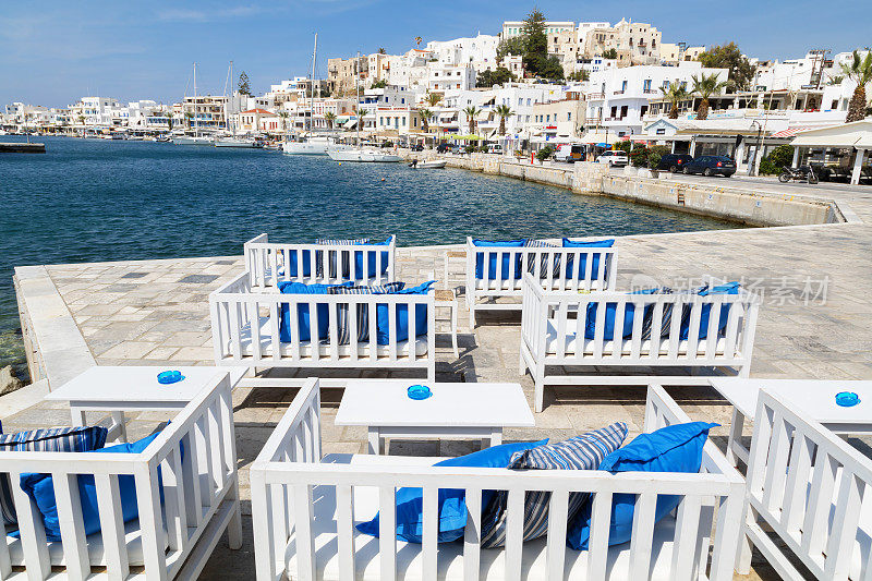 希腊户外餐厅俯瞰城镇纳克索斯，基克拉迪斯，希腊
