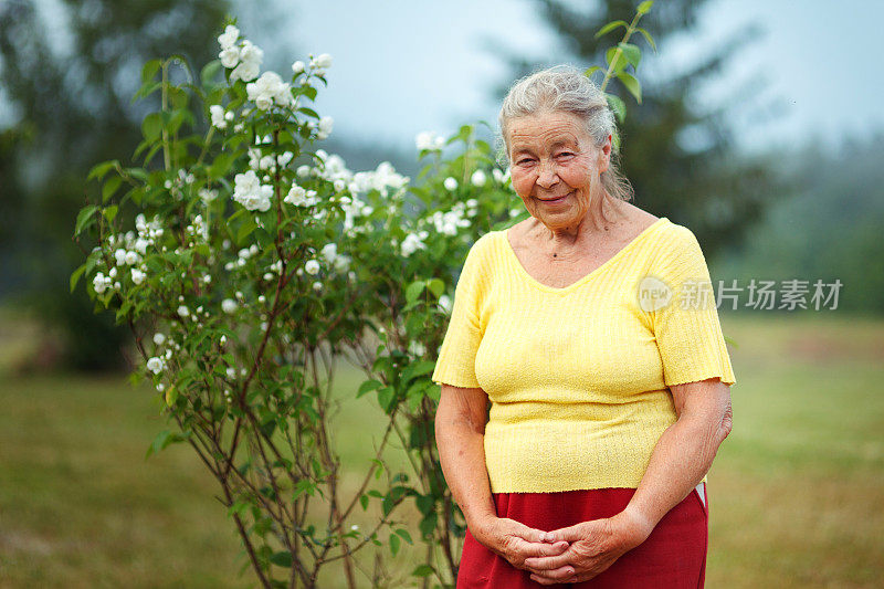 快乐的高级女士