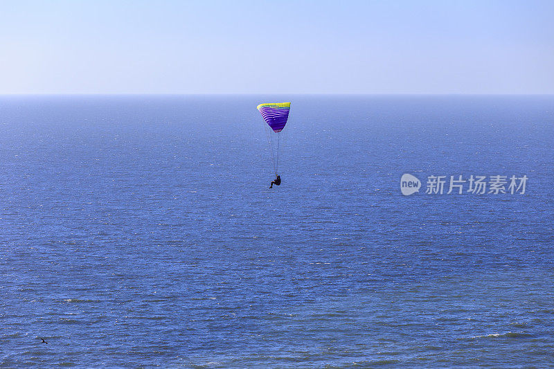 在加州旧金山的海景上空跳伞