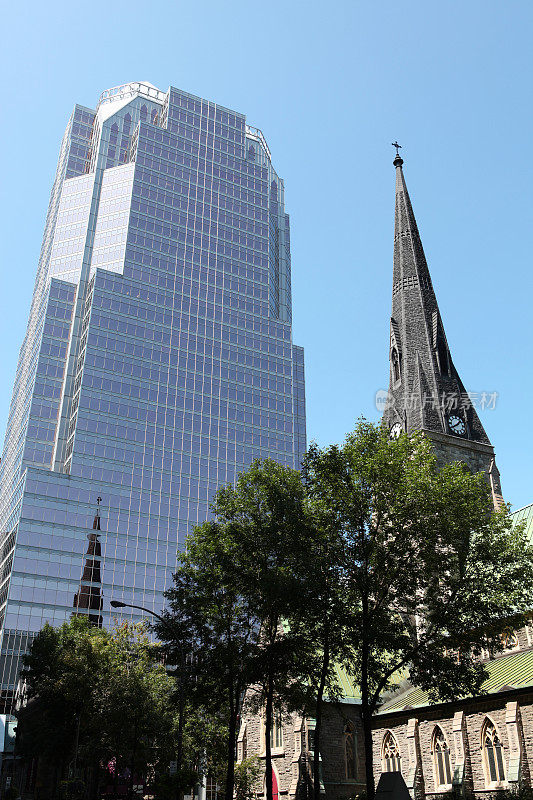 教堂和摩天大楼的对比
