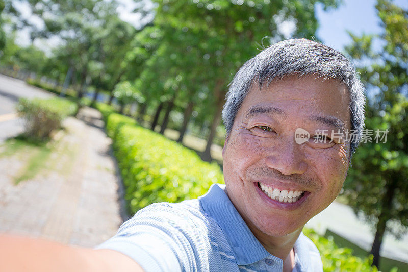 男人用智能手机自拍