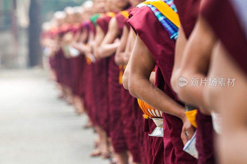 排队吃午饭的僧侣——缅甸